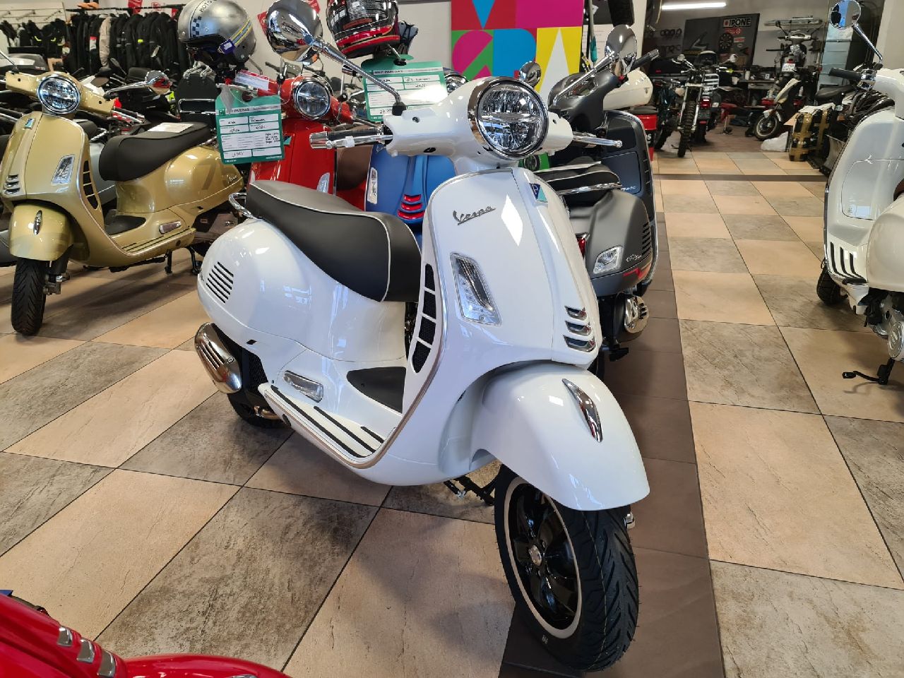 Piaggio Vespa GTS HPE Super 300i ABS ASR - Cena: 27500.00 Zł